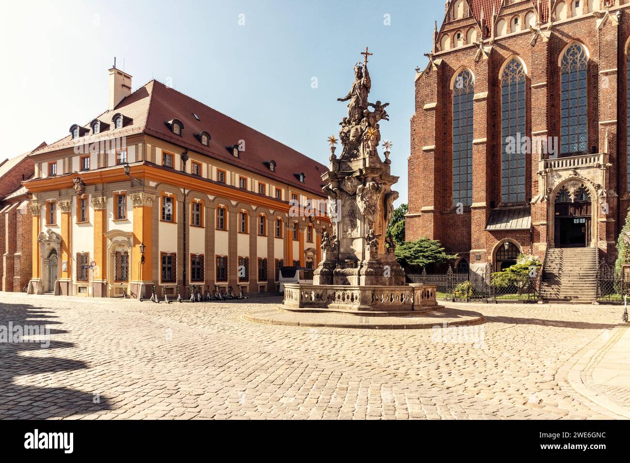 Polonia, voivodato della bassa Slesia, Breslavia, Statua di Giovanni Nepomuceno di fronte alla Collegiata di Santa Croce e San Bartolomeo Foto Stock