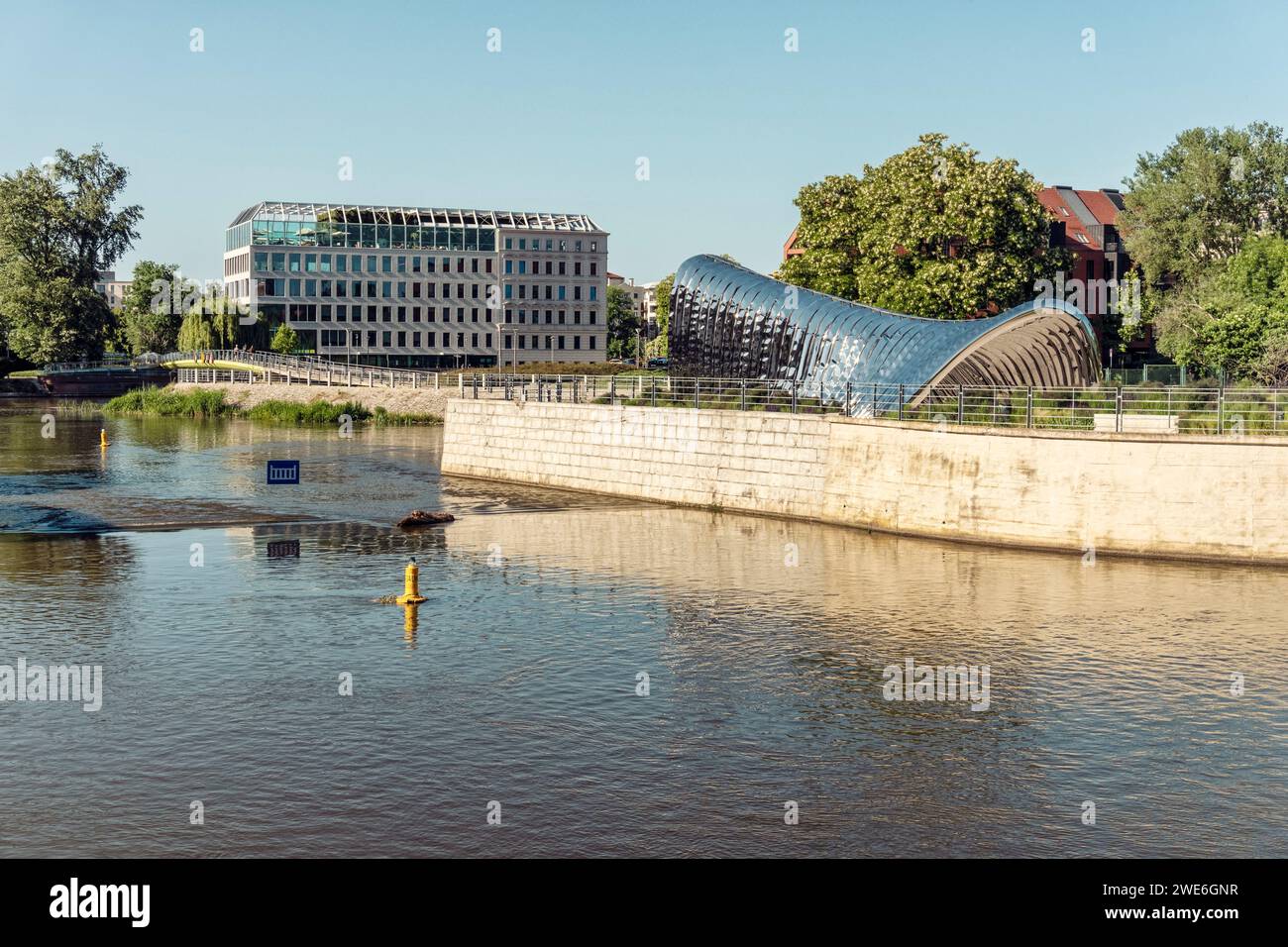 Polonia, Voivodato della bassa Slesia, Breslavia, fiume Oder e scultura nave sull'isola di Daliowa in estate Foto Stock