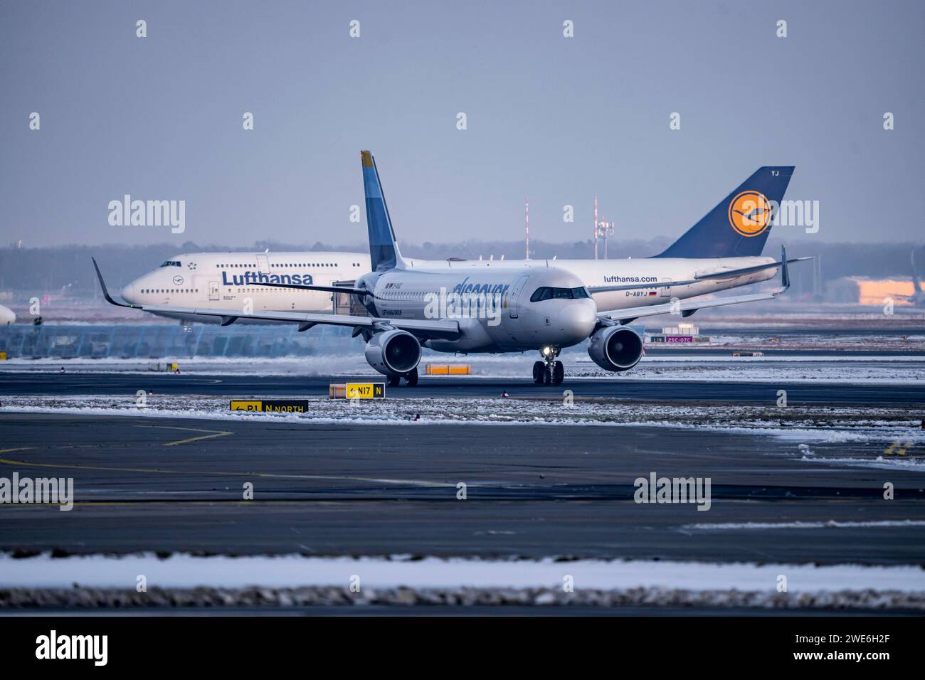 Lufthansa Boeing 747-8, Discover Airbus A320-200, auf dem Weg zur Starbahn West, Flughafen Frankfurt fra, Fraport, im Winter, Hessen, Deutschland Flughafen fra *** Lufthansa Boeing 747 8, Discover Airbus A320 200, sulla strada per Runway West, Frankfurt fra Airport, Fraport, in inverno, Hesse, Germania Aeroporto fra Foto Stock