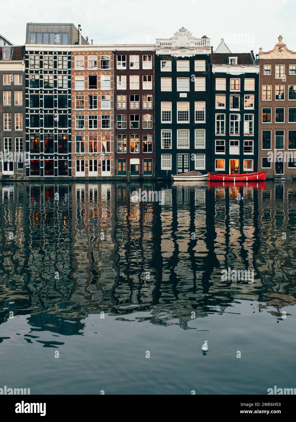 Case sui canali vicino al fiume Amstel, Amsterdam, Paesi Bassi Foto Stock