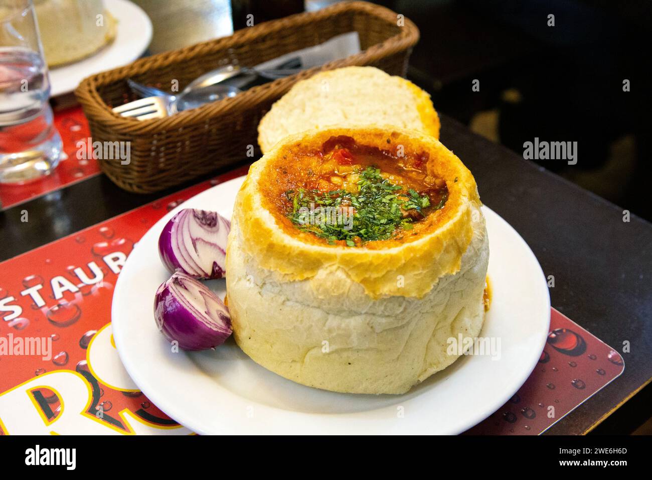 Zuppa di fagioli rumena in una ciotola di pane al ristorante Casa Ancutei di Busteni, Romania Foto Stock