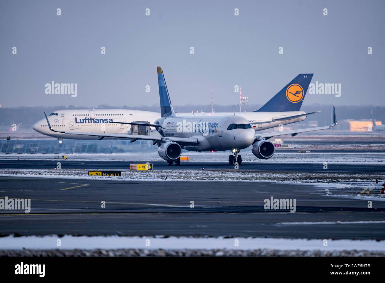Lufthansa Boeing 747-8, Discover Airbus A320-200, auf dem Weg zur Starbahn West, Flughafen Frankfurt fra, Fraport, im Winter, Hessen, Deutschland Flughafen fra *** Lufthansa Boeing 747 8, Discover Airbus A320 200, sulla strada per Runway West, Frankfurt fra Airport, Fraport, in inverno, Hesse, Germania Aeroporto fra Foto Stock