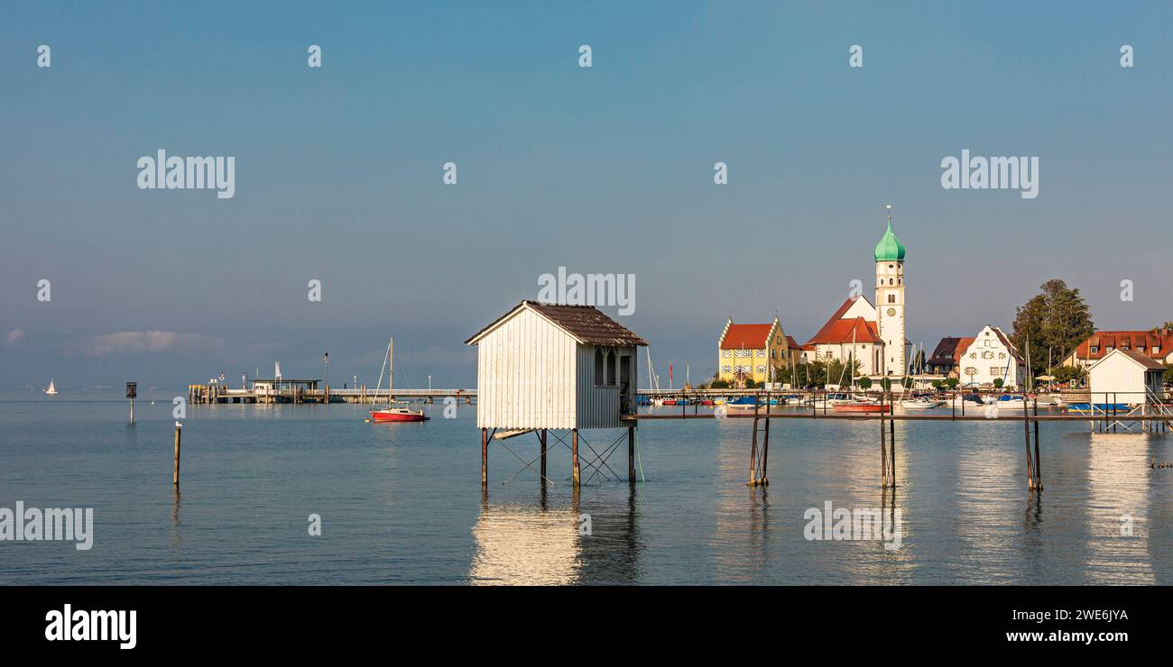 Germania, Baviera, Wasserburg am Bodensee, città sulle rive del lago Bodensee con palafitte in primo piano Foto Stock