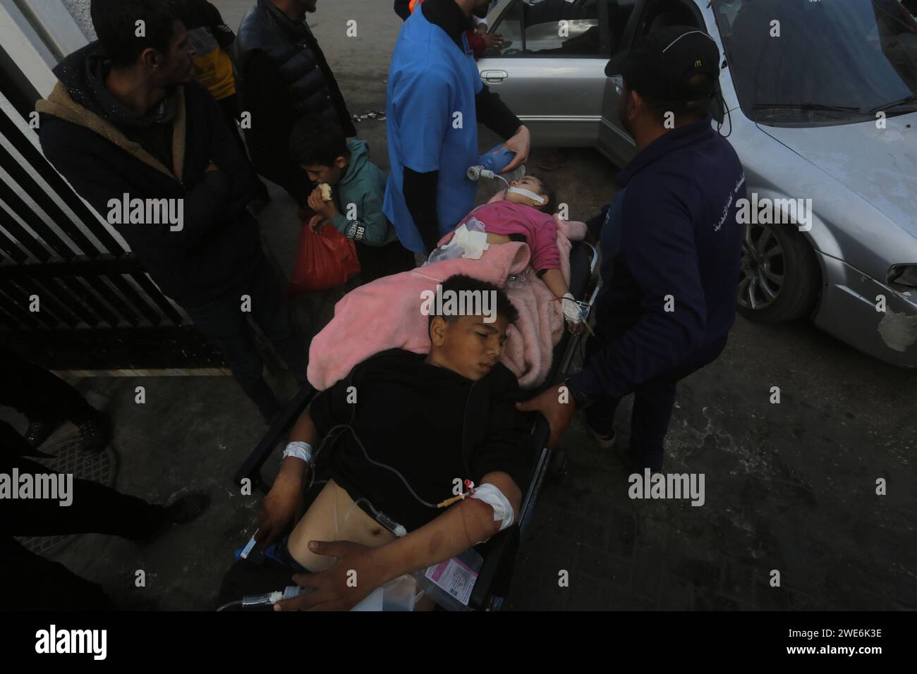 Gaza. 7 ottobre 2023. I bambini feriti vengono trasferiti in un ospedale nella città meridionale di Rafah, nella Striscia di Gaza, il 23 gennaio 2024. Il bilancio palestinese delle vittime degli attacchi israeliani in corso sulla Striscia di Gaza è salito a 25.490 dal 7 ottobre 2023, ha dichiarato martedì il ministero della salute gestito da Hamas. Crediti: Khaled Omar/Xinhua/Alamy Live News Foto Stock