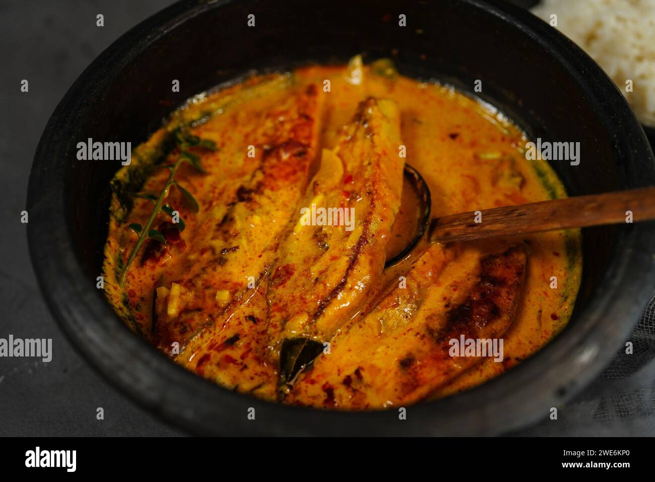 Molea di pesce di Kerala fatto in casa - Molly servita con riso bollito, fuoco selettivo | curry di pesce Pmpano dell'India meridionale Foto Stock