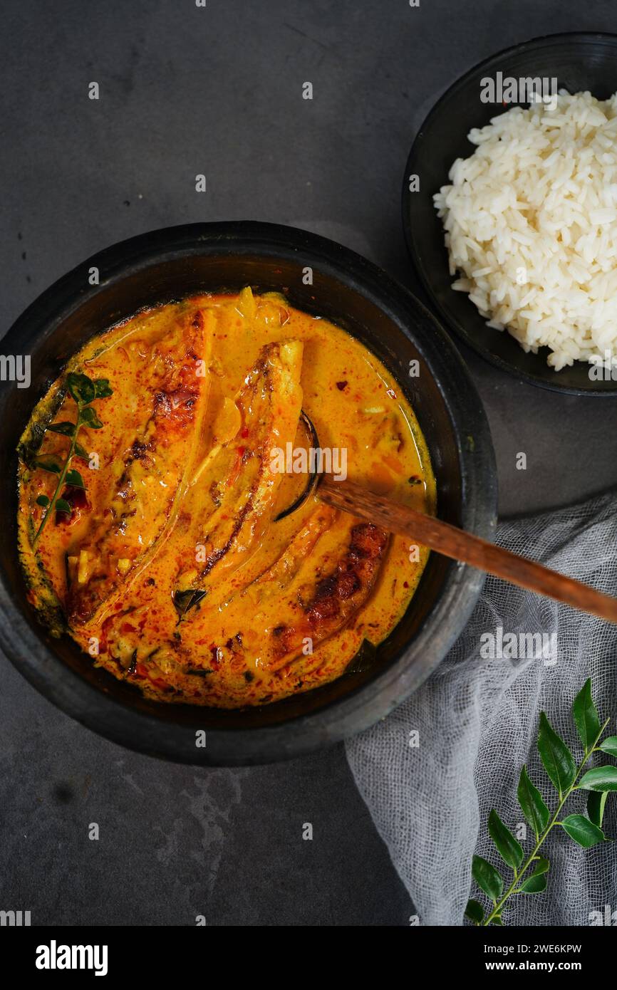 Molea di pesce di Kerala fatto in casa - Molly servita con riso bollito, fuoco selettivo | curry di pesce Pmpano dell'India meridionale Foto Stock