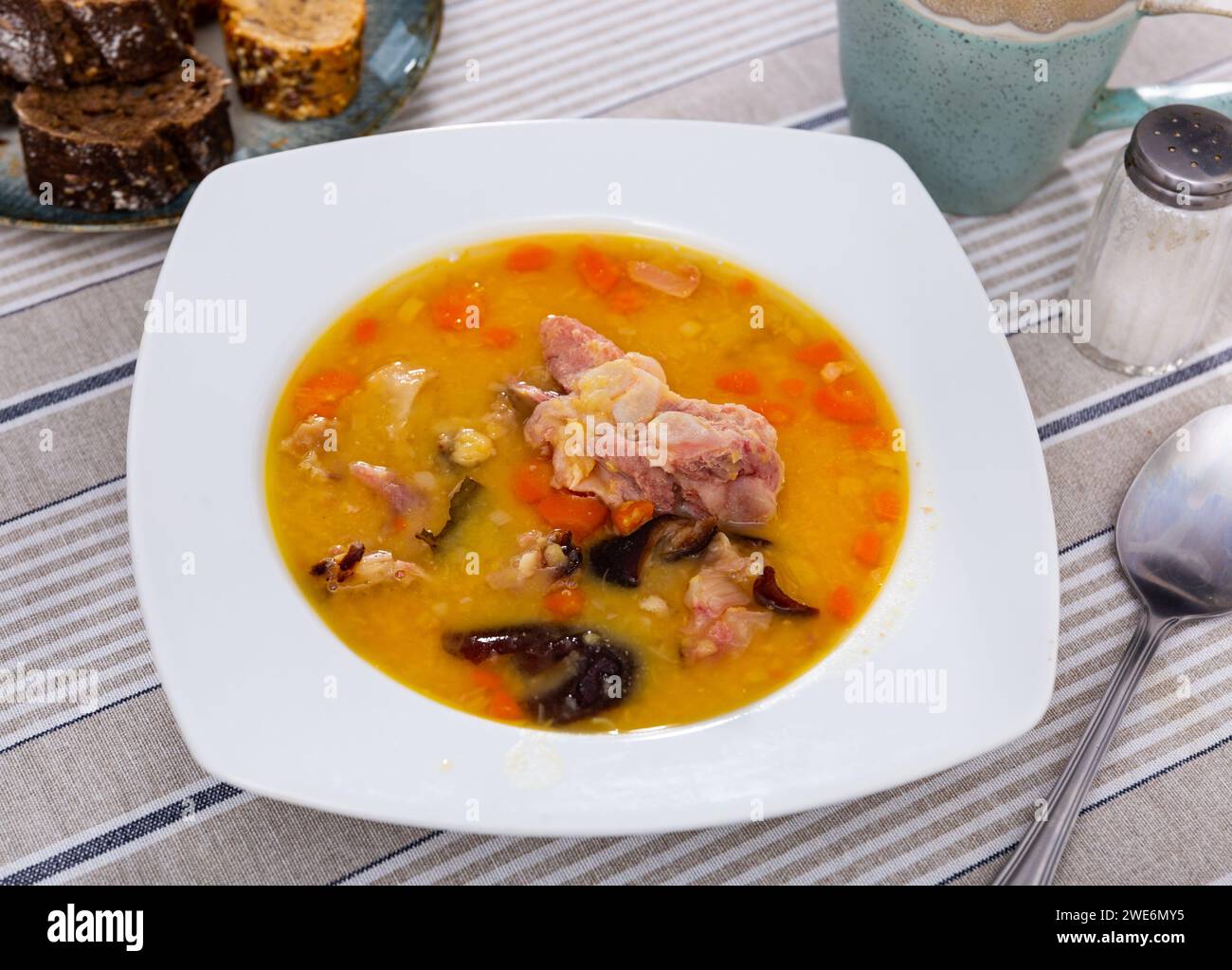 deliziosa zuppa di piselli con carni affumicate Foto Stock