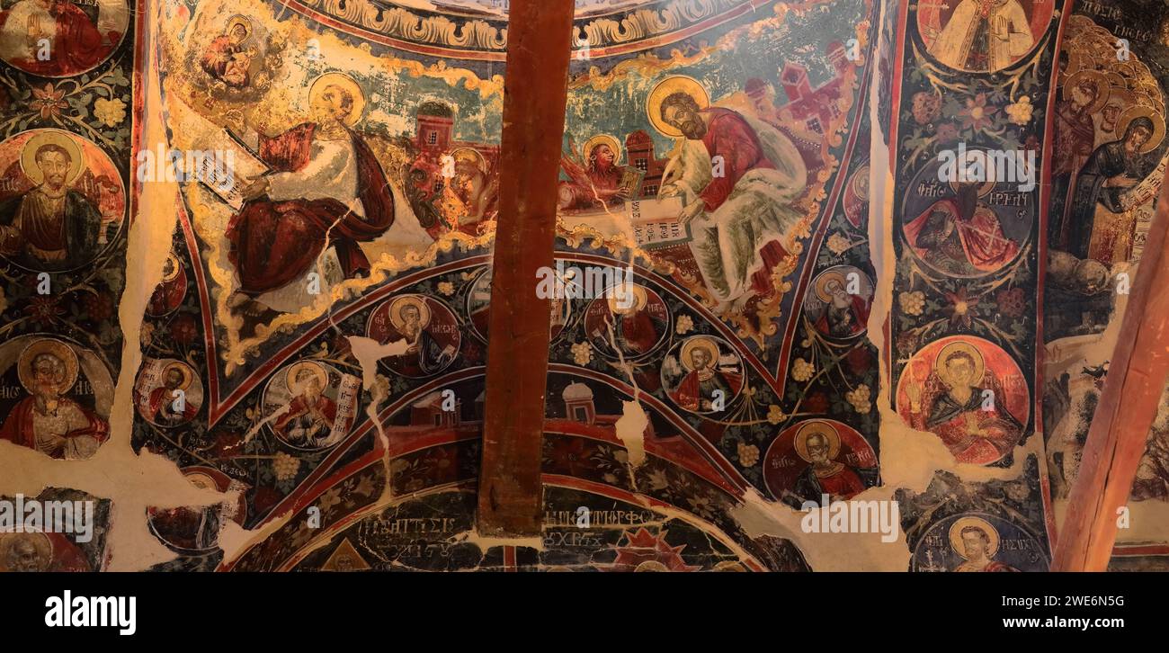 235 dipinti sul soffitto nella chiesa di Santa Maria di Leusa con i suoi murales vandalizzati del 1812 d.C. raffiguranti scene bibliche. Permet-Albania. Foto Stock