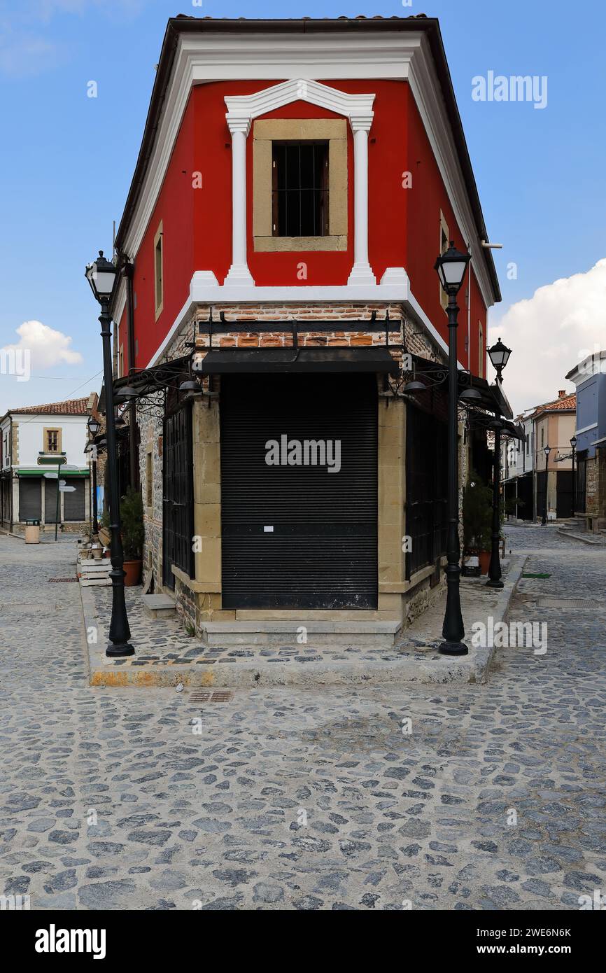 262 Crimson color, casa ad angolo in stile neoclassico con mattoni lavorati sulla Rugica Petraq Nasi st., area del vecchio Bazaar. Korca-Albania. Foto Stock