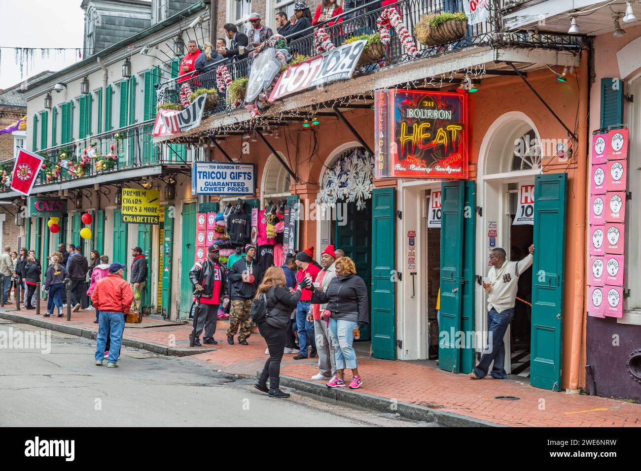 Turisti che si trovano in Bourbon Street nel quartiere francese di New Orleans, Louisiana Foto Stock