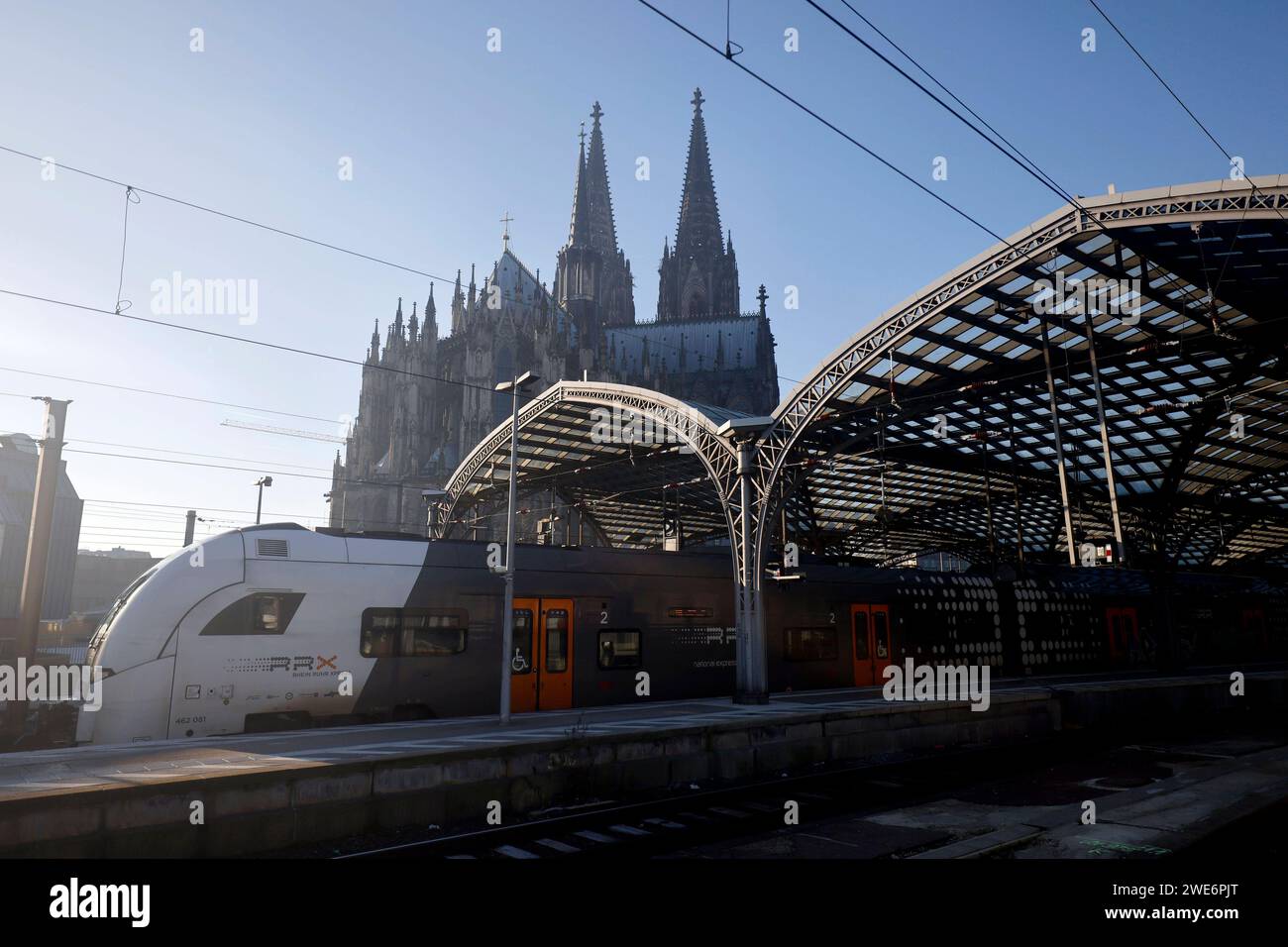 Der Kölner Hauptbahnhof ist weitgehend verlassen - Wartehalle und Gleise sind fast leer. Die Gewerkschaft Deutscher Lokomotivführer GDL Hat ab Mitte der Woche zum ersten mehrtägigen Streik im aktuellen Tarifkonflikt mit der Deutschen Bahn und anderen Unternehmen aufgerufen. Die Deutsche Bahn Hat mit einem Notfall-Fahrplan für sporadische Verbindungen reagiert. Themenbild, Symbolbild Köln, 11.01.2024 NRW Deutschland *** la stazione centrale di Colonia è in gran parte deserta la sala d'attesa e i binari sono quasi vuoti. l'unione tedesca dei macchinisti ferroviari GDL ha chiamato il primo sciopero della durata di diversi giorni in t Foto Stock