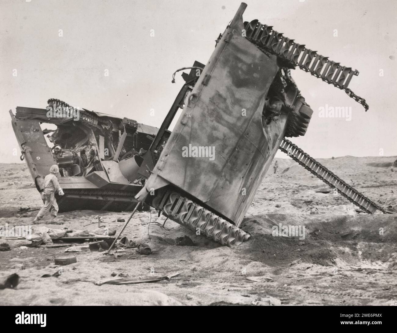 Veicolo d'assalto anfibio abbattuto dalle mine terrestri giapponesi e dall'artiglieria - Una vittima dei Marine giace in una barella a sinistra della foto - Iwo Jima 1945 Foto Stock