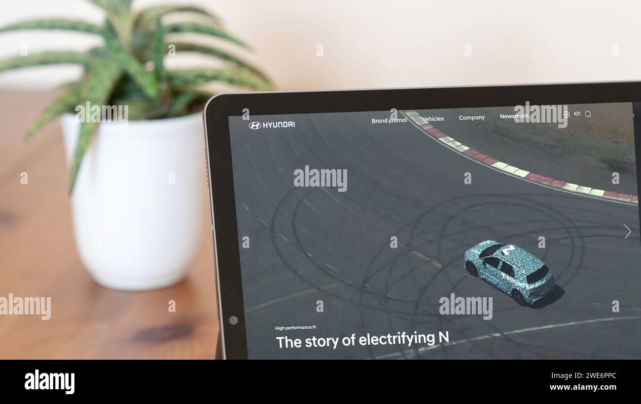Istanbul, Turchia - 23 gennaio 2024: Screenshot editoriale illustrativo della homepage di Hyundai con il logo Hyundai, un gigante automobilistico sudcoreano, deliveri Foto Stock