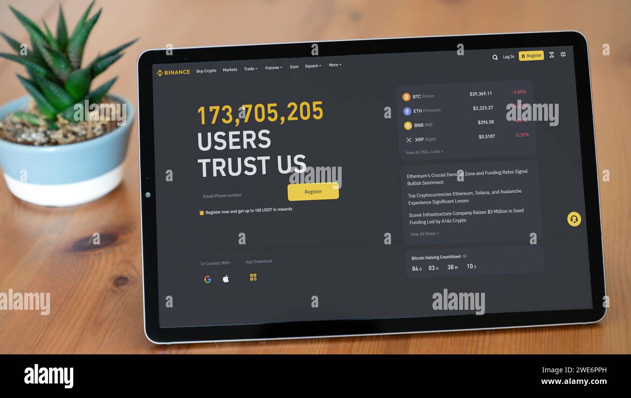 Istanbul, Turchia - 23 gennaio 2024: Screenshot editoriale illustrativo della homepage di Binance con il logo Binance, una piattaforma di scambio di criptovalute con g Foto Stock