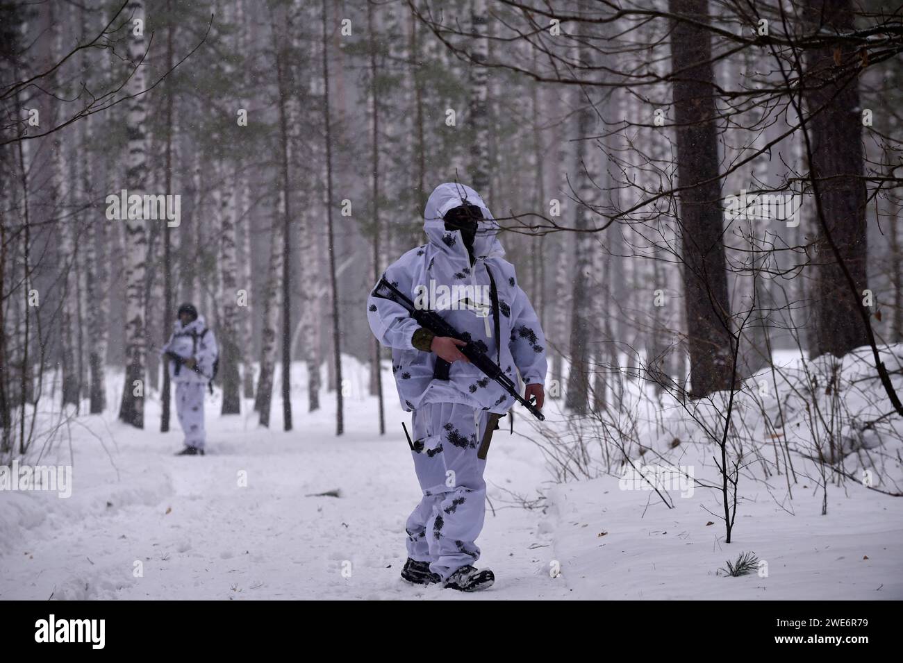 Chernihiv, Ucraina. 23 gennaio 2024. Le guardie di frontiera ucraine pattugliano il confine di stato dell'Ucraina nella regione di Chernihiv, nel mezzo dell'invasione russa dell'Ucraina. (Immagine di credito: © Sergei Chuzavkov/SOPA Images via ZUMA Press Wire) SOLO USO EDITORIALE! Non per USO commerciale! Foto Stock