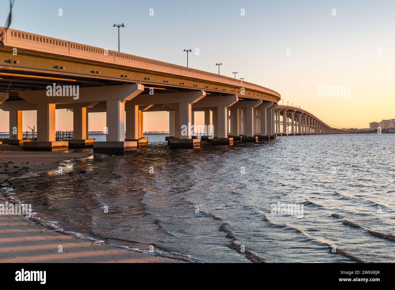 Autostrada 90 a sei corsie, ponte sulla Biloxi Back Bay dal lato di Ocean Springs sulla costa del golfo del Mississippi Foto Stock