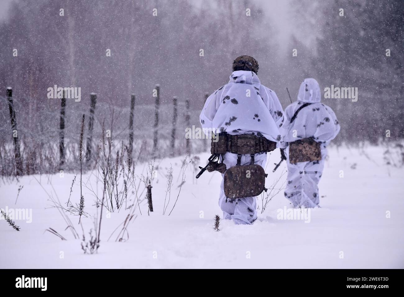 Chernihiv, Ucraina. 23 gennaio 2024. Le guardie di frontiera ucraine pattugliano il confine di stato dell'Ucraina nella regione di Chernihiv, nel mezzo dell'invasione russa dell'Ucraina. (Foto di Sergei Chuzavkov/SOPA Images/Sipa USA) credito: SIPA USA/Alamy Live News Foto Stock