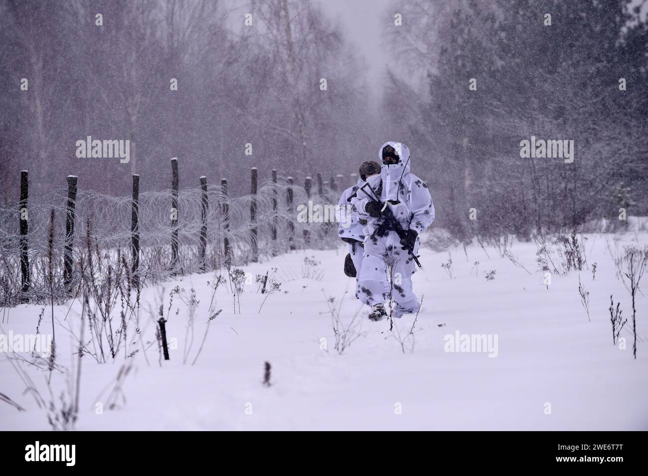 Chernihiv, Ucraina. 23 gennaio 2024. Le guardie di frontiera ucraine pattugliano il confine di stato dell'Ucraina nella regione di Chernihiv, nel mezzo dell'invasione russa dell'Ucraina. (Foto di Sergei Chuzavkov/SOPA Images/Sipa USA) credito: SIPA USA/Alamy Live News Foto Stock