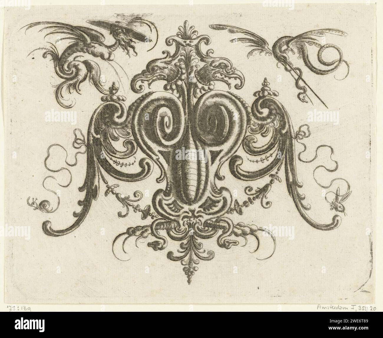 Volute con ali, coronate da un'aquila a due teste, Christoph Jamnitzer, 1573 - 1610 stampa a sinistra una bestia fantastica con un cappello vola. Foglia di una serie di decorazioni piatte con crete grotesken, cartigli, ovali, mascarons, putti e creature fantastiche. La collana è composta da tre riviste, due riviste di testo con l'assegnazione e la prefazione e 60 riviste, distribuite su tre libri. Incisione (forse) della carta in Germania Foto Stock