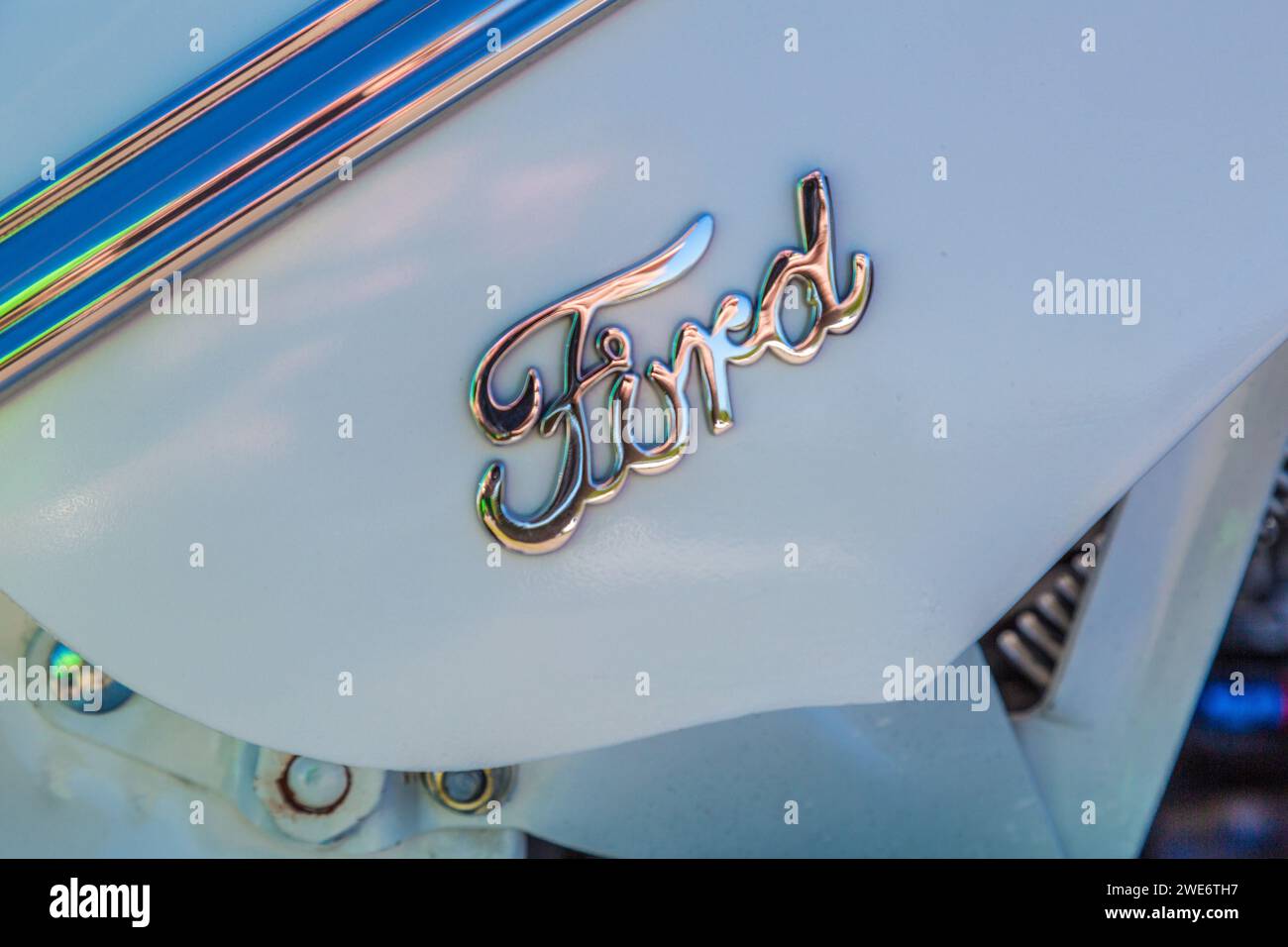 Emblema Ford sul cofano di un camion classico restaurato Foto Stock