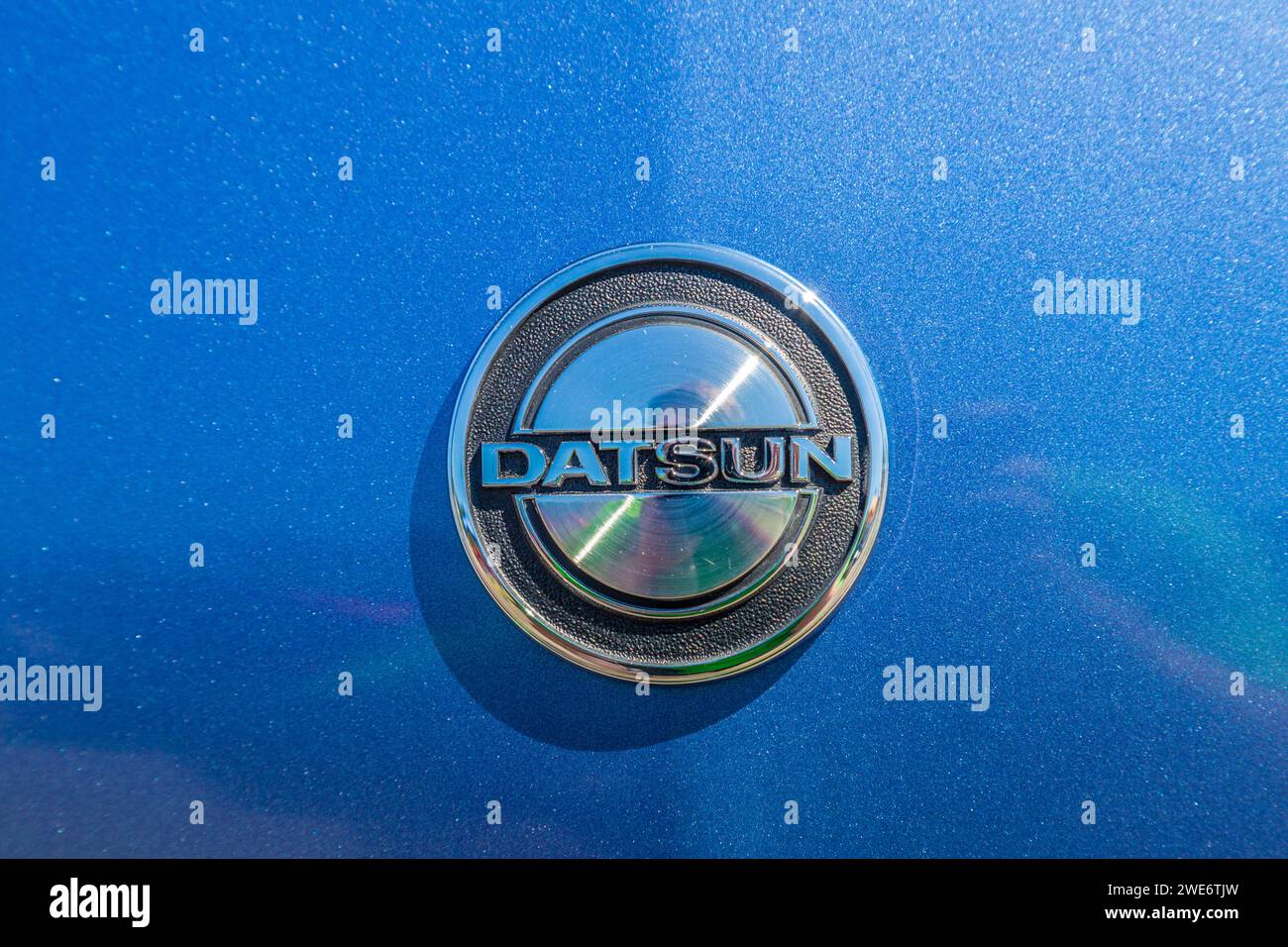 Stemma Datsun sulla carrozzeria di un'auto d'epoca importata restaurata Foto Stock