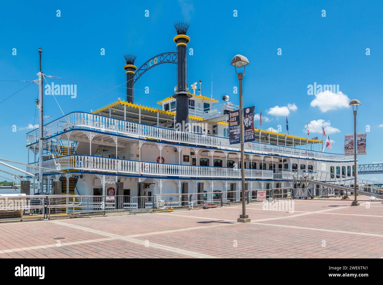 Storico battello a pale Creole Queen al molo sul fiume Mississippi a New Orleans Foto Stock