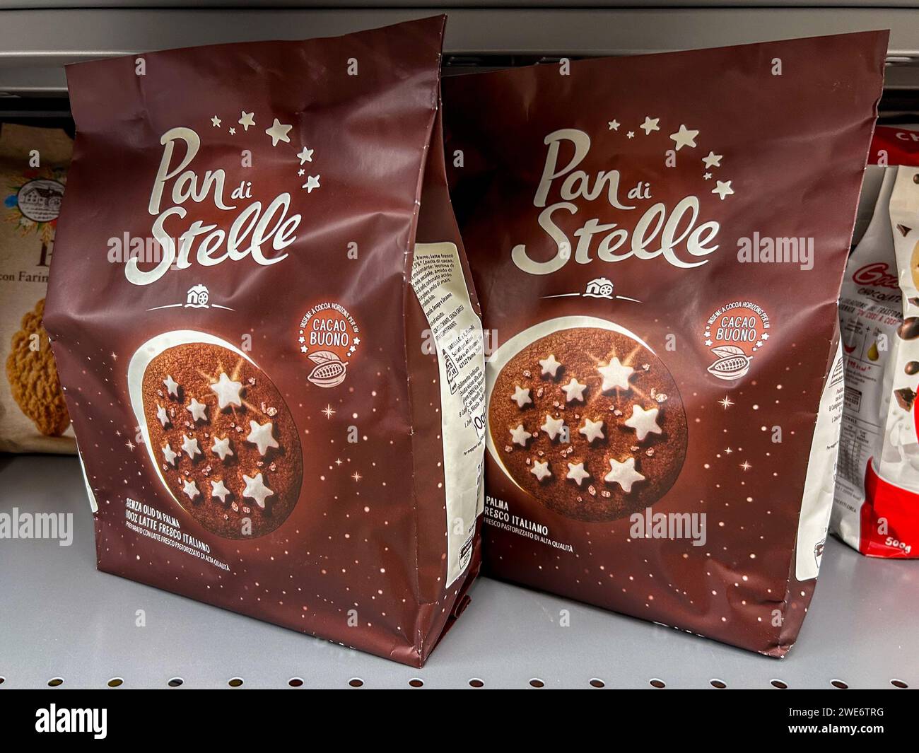 Italia - 20 gennaio 2024: Biscotti al cioccolato Barilla Pan di stelle in confezione marrone esposti sugli scaffali in vendita nel supermercato italiano Foto Stock