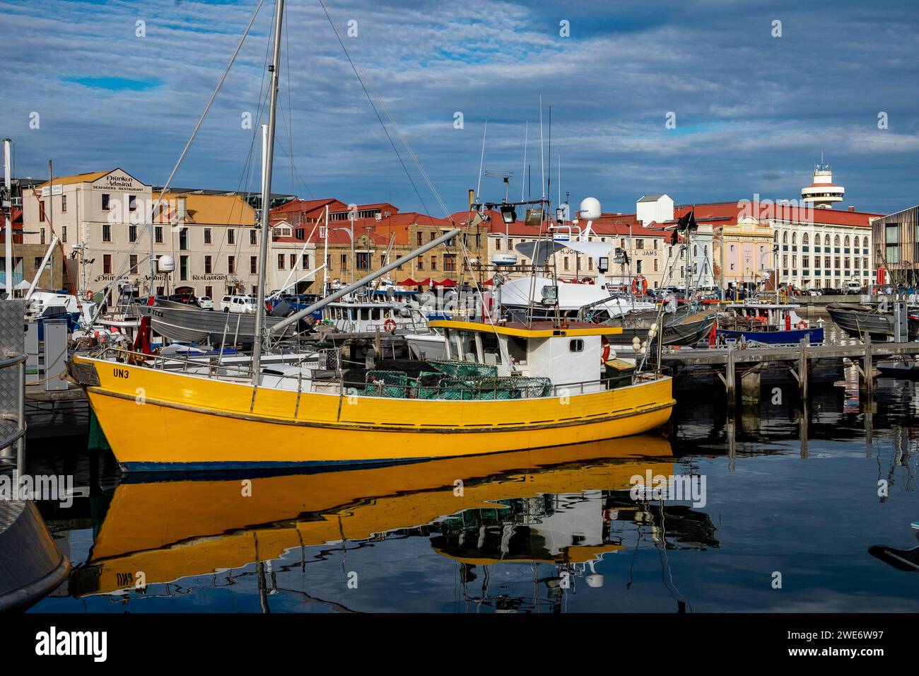 Barche da pesca e vecchi magazzini sul lungomare di Hobart, in Tasmania Foto Stock