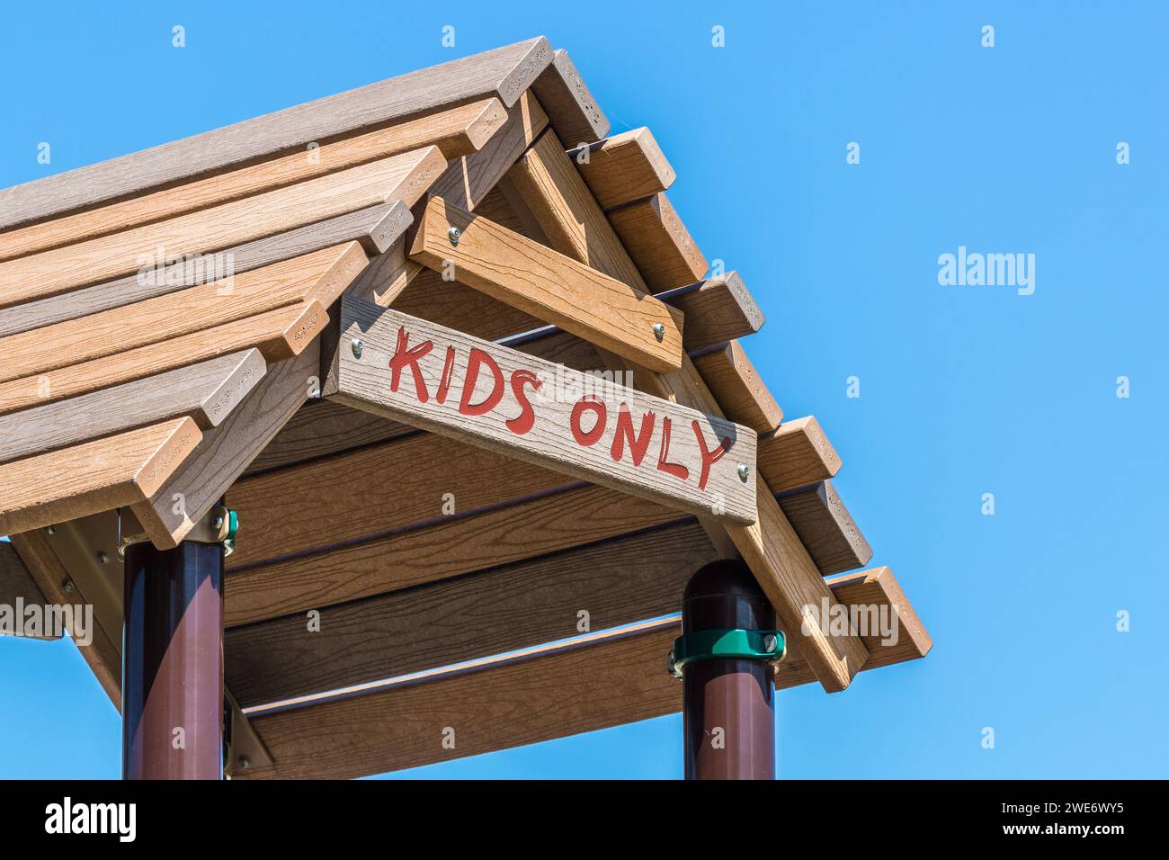 Accesso riservato ai bambini sul tetto in legno dell'attrezzatura per il parco giochi Foto Stock
