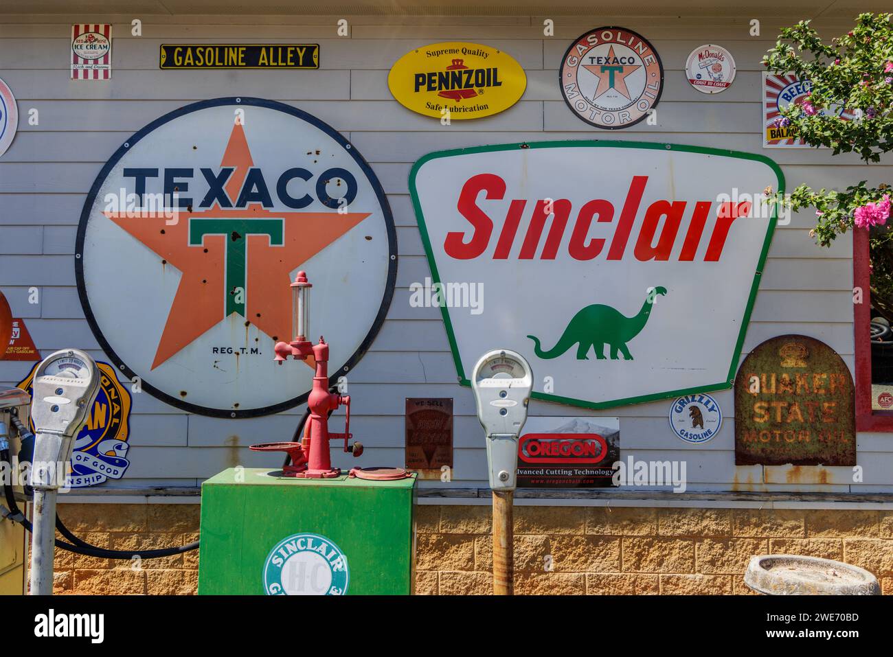 Cartelli pubblicitari in metallo antico usati per la decorazione sul lato di un edificio vicino a Counce, Tennessee Foto Stock