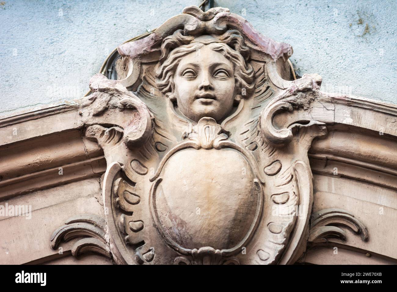 Chiave di volta decorata e scolpita sopra una porta ad arco a Strasburgo in Francia Foto Stock