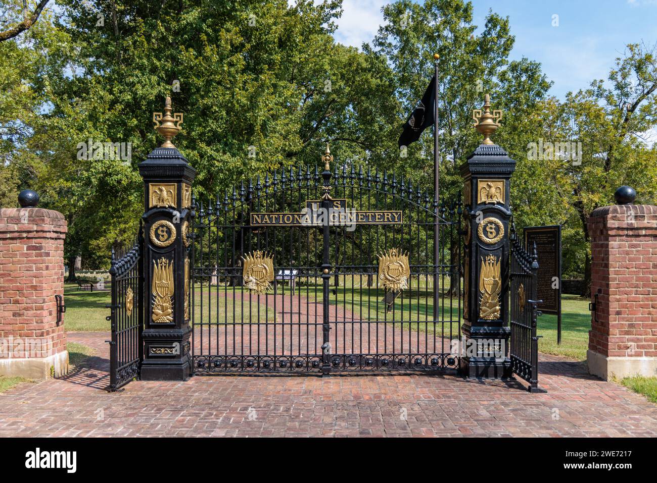 Cancelli di ferro all'ingresso del cimitero nazionale degli Stati Uniti nel parco militare nazionale Shiloh a Pittsburg Landing, Tennessee Foto Stock