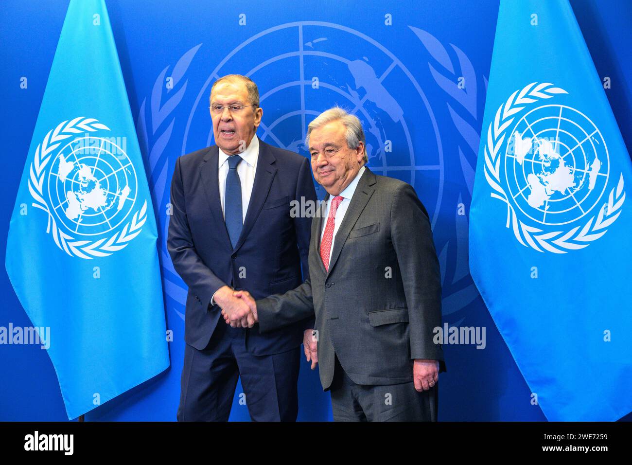 New York, USA. 23 gennaio 2024. Il Segretario generale delle Nazioni Unite Antonio Guterres (R) saluta il Ministro degli Esteri russo Sergei Lavrov prima della riunione presso la sede delle Nazioni Unite. L'incontro ebbe luogo poco dopo che il parlamento turco approvò l'ingresso della Svezia nella NATO, consentendo una storica espansione dell'alleanza dopo l'invasione russa dell'Ucraina. Crediti: Enrique Shore/Alamy Live News Foto Stock