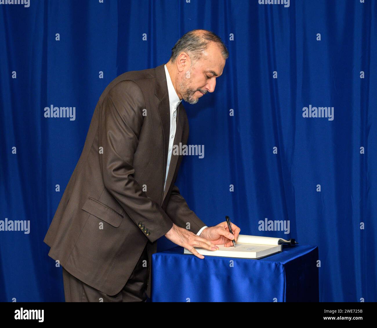 New York, USA. 23 gennaio 2024. Il ministro degli Esteri iraniano Hossein Amir-Abdollahian firma un libro cerimoniale prima di incontrare il Segretario generale delle Nazioni Unite Antonio Guterres presso i preposti delle Nazioni Unite. Crediti: Enrique Shore/Alamy Live News Foto Stock