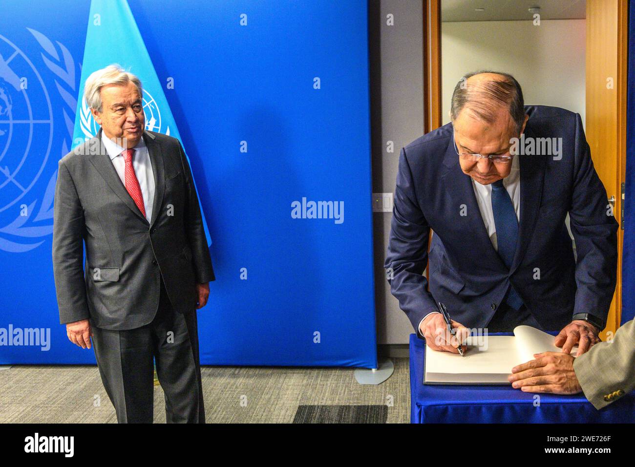 New York, USA. 23 gennaio 2024. Il segretario generale delle Nazioni Unite Antonio Guterres (L) osserva come il ministro degli Esteri russo Sergei Lavrov firma un libro cerimoniale prima del loro incontro presso la sede delle Nazioni Unite. L'incontro ebbe luogo poco dopo che il parlamento turco approvò l'ingresso della Svezia nella NATO, consentendo una storica espansione dell'alleanza dopo l'invasione russa dell'Ucraina. Crediti: Enrique Shore/Alamy Live News Foto Stock