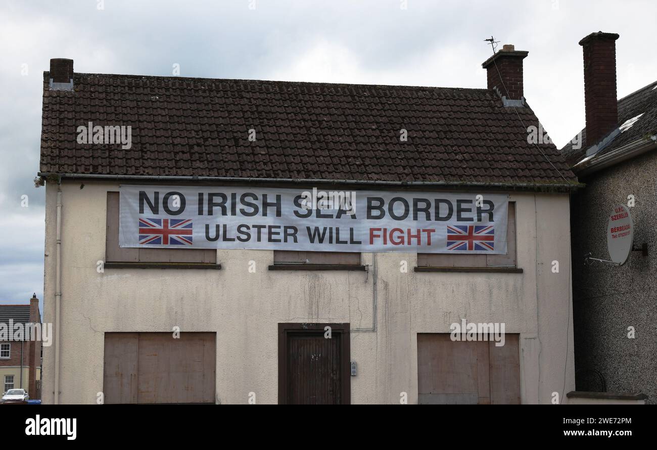 Opposizione al confine con il Mare d'Irlanda del Nord. Bandiera sindacalista dell'opposizione lealista al confine con il Mare d'Irlanda e protocollo post-Brexit dell'Irlanda del Nord Foto Stock