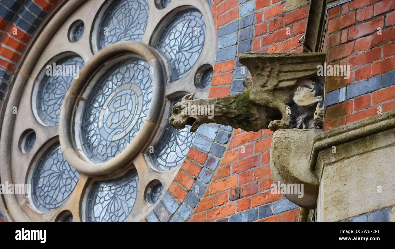 Architettura di Belfast gargoyle e finestre circolari Queens University Belfast. Foto Stock