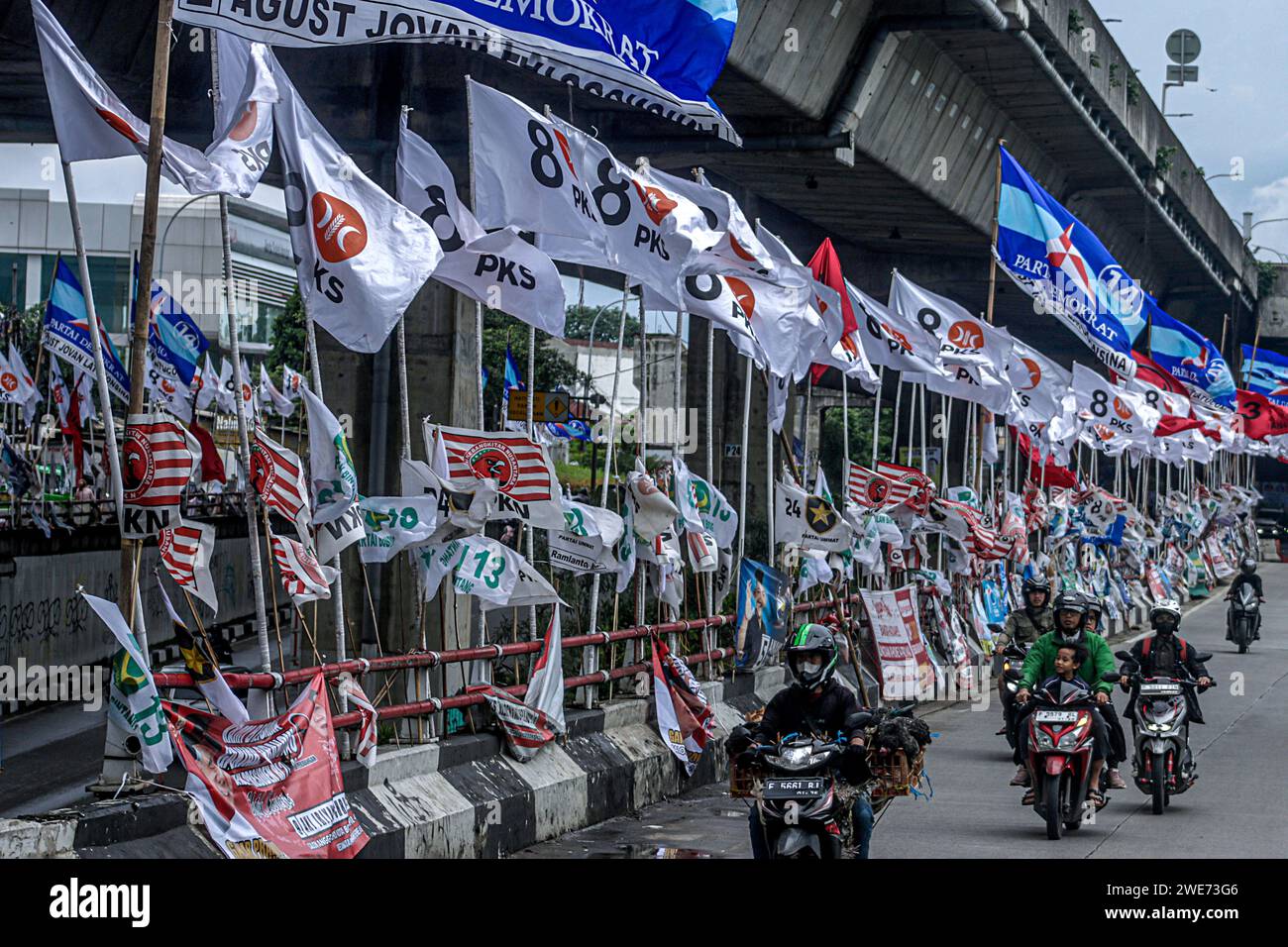 I veicoli pubblici passano centinaia di media visivi della campagna a Bogor City, Giava Occidentale, Indonesia, il 23 gennaio 2024 Foto Stock