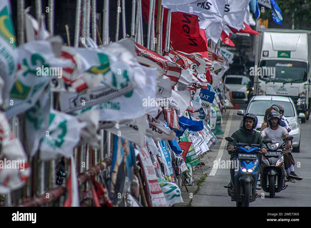 I veicoli pubblici passano centinaia di media visivi della campagna a Bogor City, Giava Occidentale, Indonesia, il 23 gennaio 2024 Foto Stock