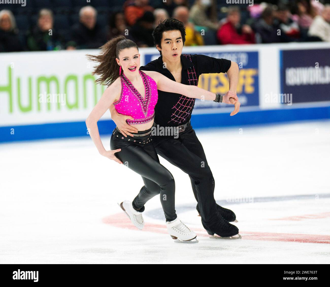 Columbus, Ohio, Stati Uniti. 23 gennaio 2024. Yahli Pederson e Jeffery Chen gareggiano nel Junior Rhythm Dance Program agli US Figure Skating Championships. Crediti: Brent Clark/Alamy Live News Foto Stock