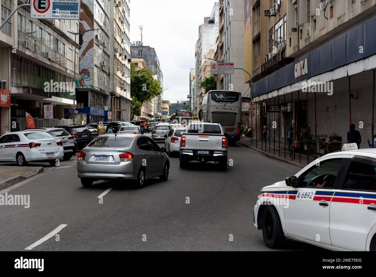 Salvador, Bahia, Brasile - 5 gennaio 2024: Traffico veicolare nel quartiere Comercio nella città di Salvador, Bahia. Foto Stock