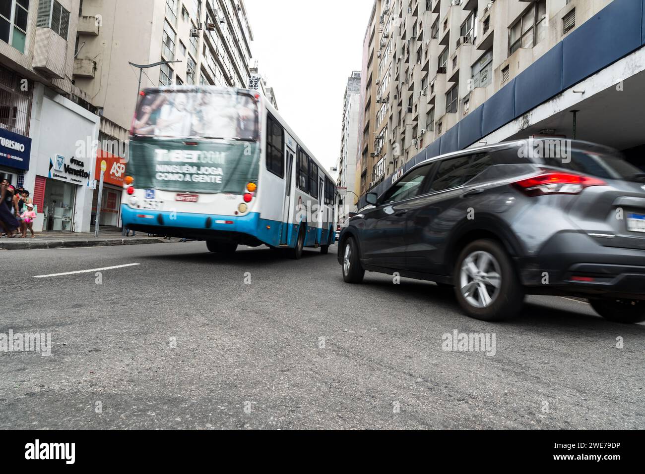 Salvador, Bahia, Brasile - 5 gennaio 2024: Traffico veicolare nel quartiere Comercio nella città di Salvador, Bahia. Foto Stock