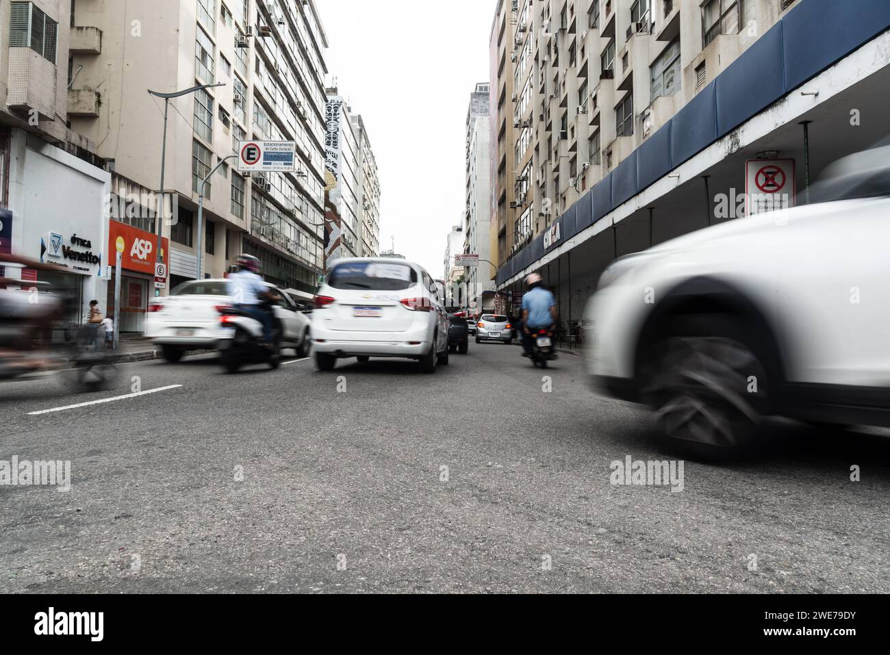 Salvador, Bahia, Brasile - 5 gennaio 2024: Traffico veicolare nel quartiere Comercio nella città di Salvador, Bahia. Foto Stock