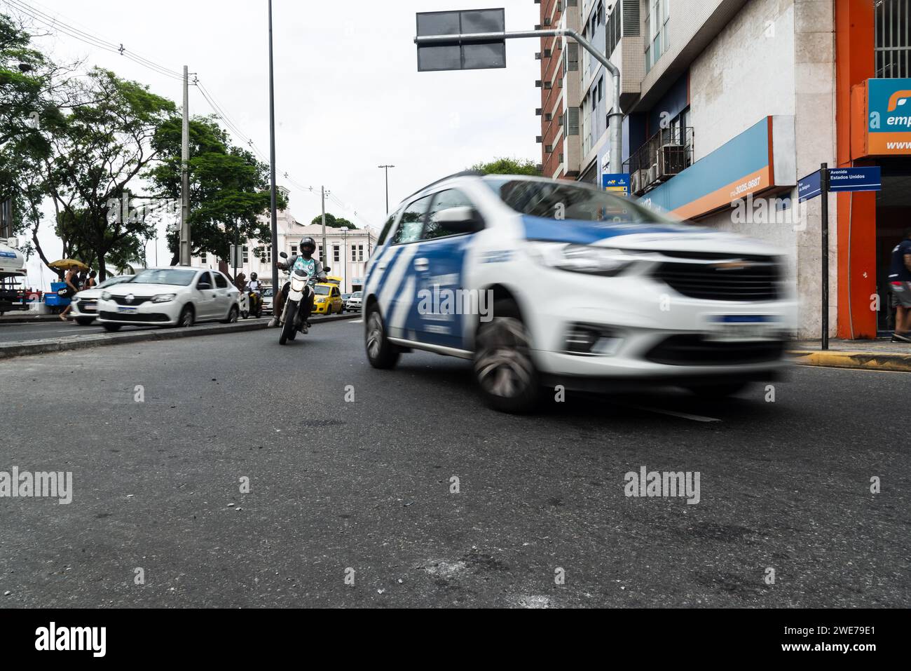 Salvador, Bahia, Brasile - 5 gennaio 2024: Traffico veicolare nel quartiere Comercio nella città di Salvador, Bahia. Foto Stock