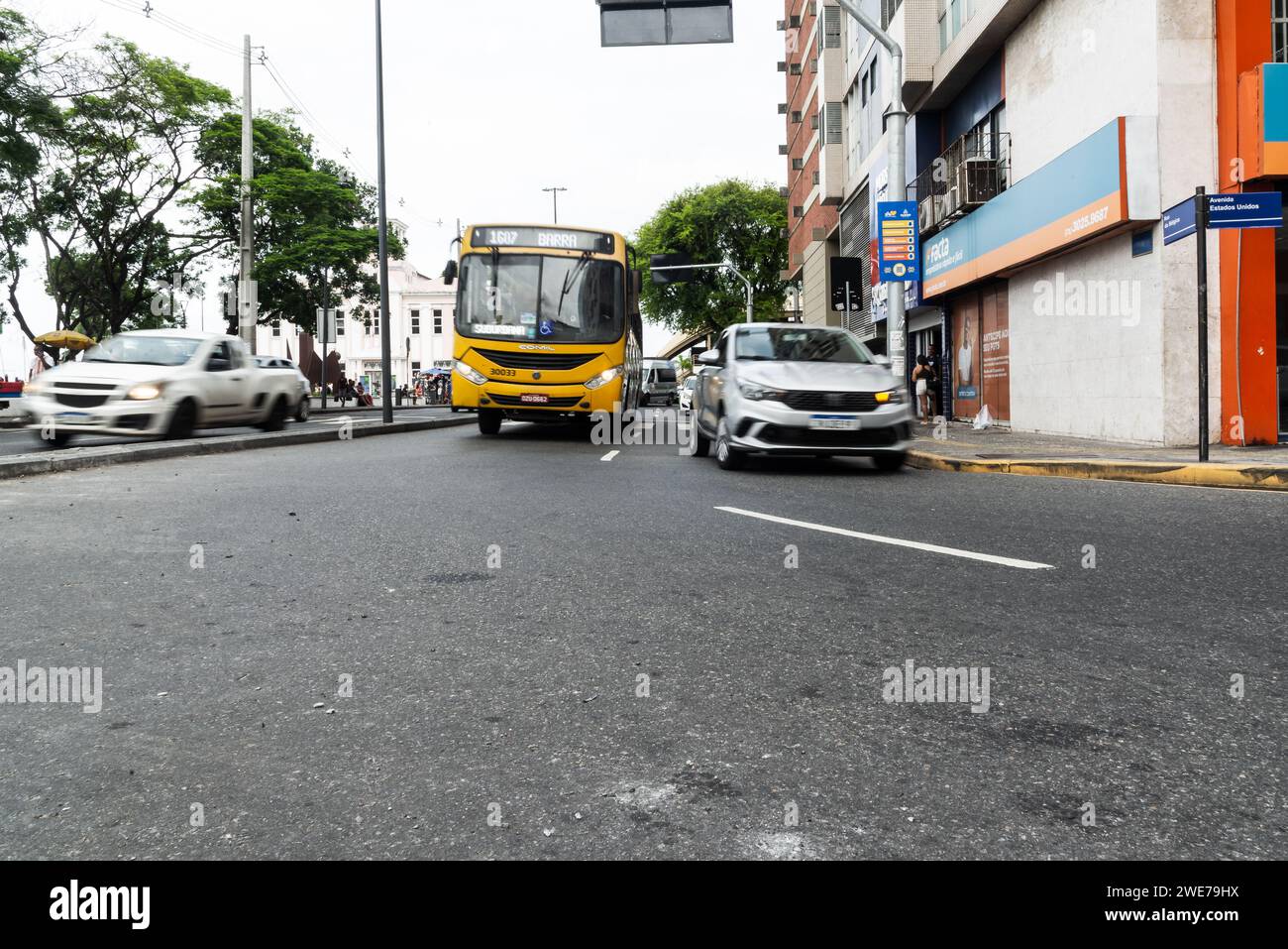 Salvador, Bahia, Brasile - 5 gennaio 2024: Traffico veicolare nel quartiere Comercio nella città di Salvador, Bahia. Foto Stock