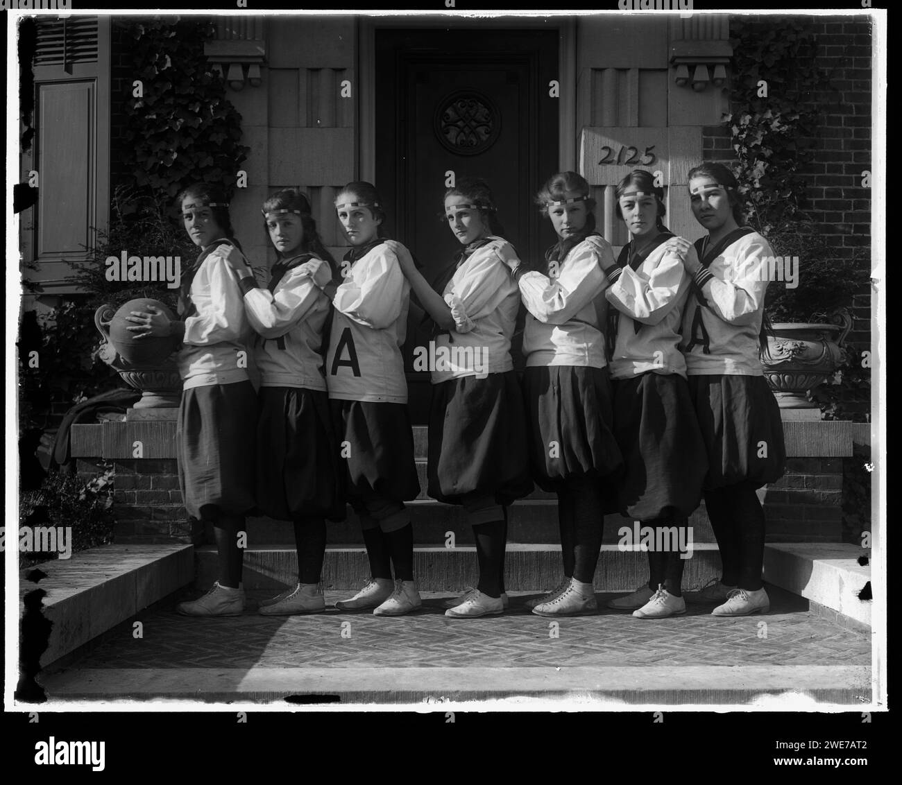 La squadra di pallacanestro della Holton Arms School, vestita con sfarzo e camicette di media grandezza, posa fuori dalla loro scuola privata femminile, Bethesda, Maryland. circa 1905. Foto di Harris & Ewing Foto Stock