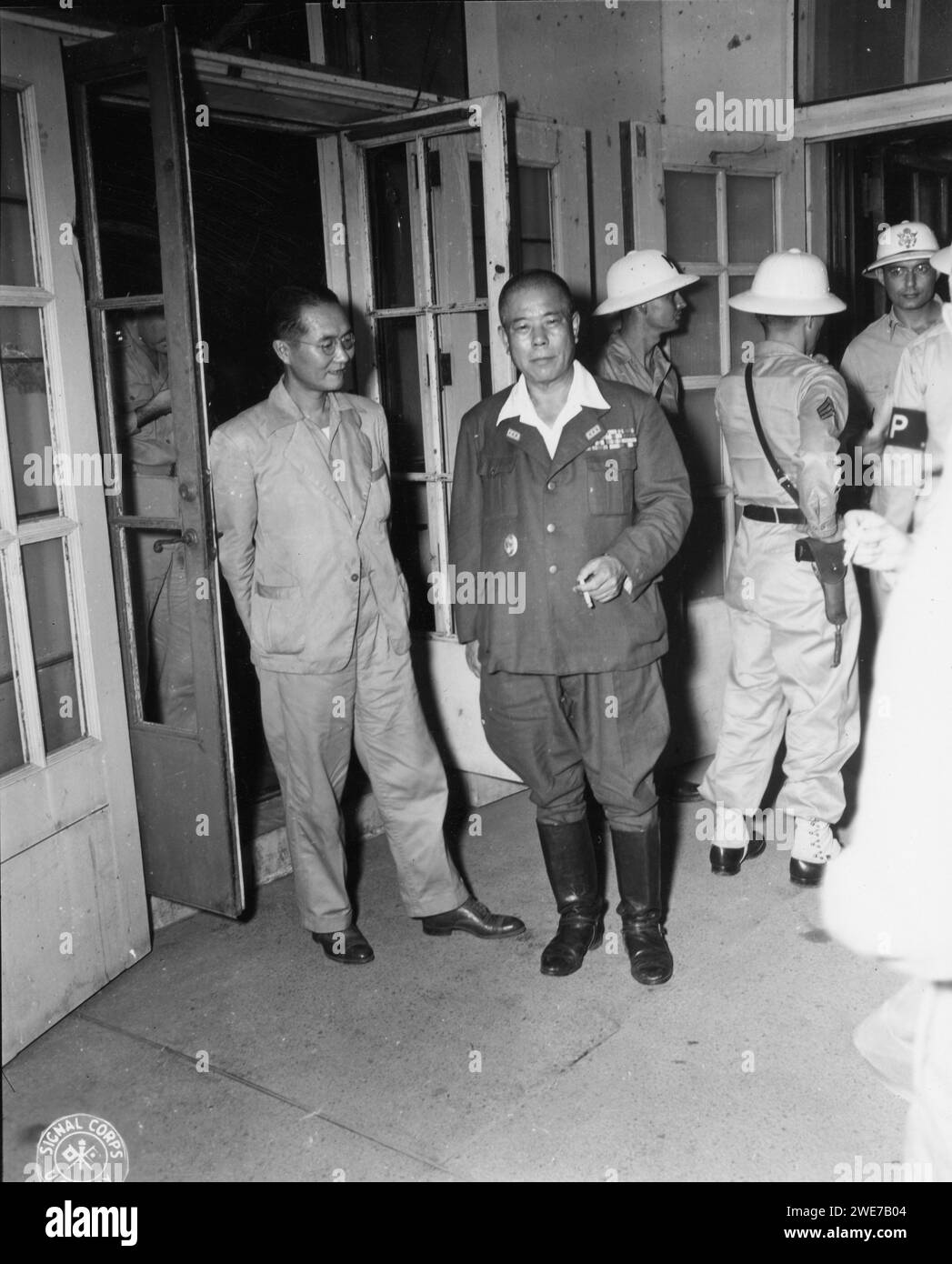 Il generale giapponese Yamashita (al centro), accanto al suo interprete, gode di una pausa di dieci minuti durante i suoi processi per crimini di guerra svolti a Manila, nelle Isole Filippine, 11/4/1945. Foto dell'esercito degli Stati Uniti Foto Stock