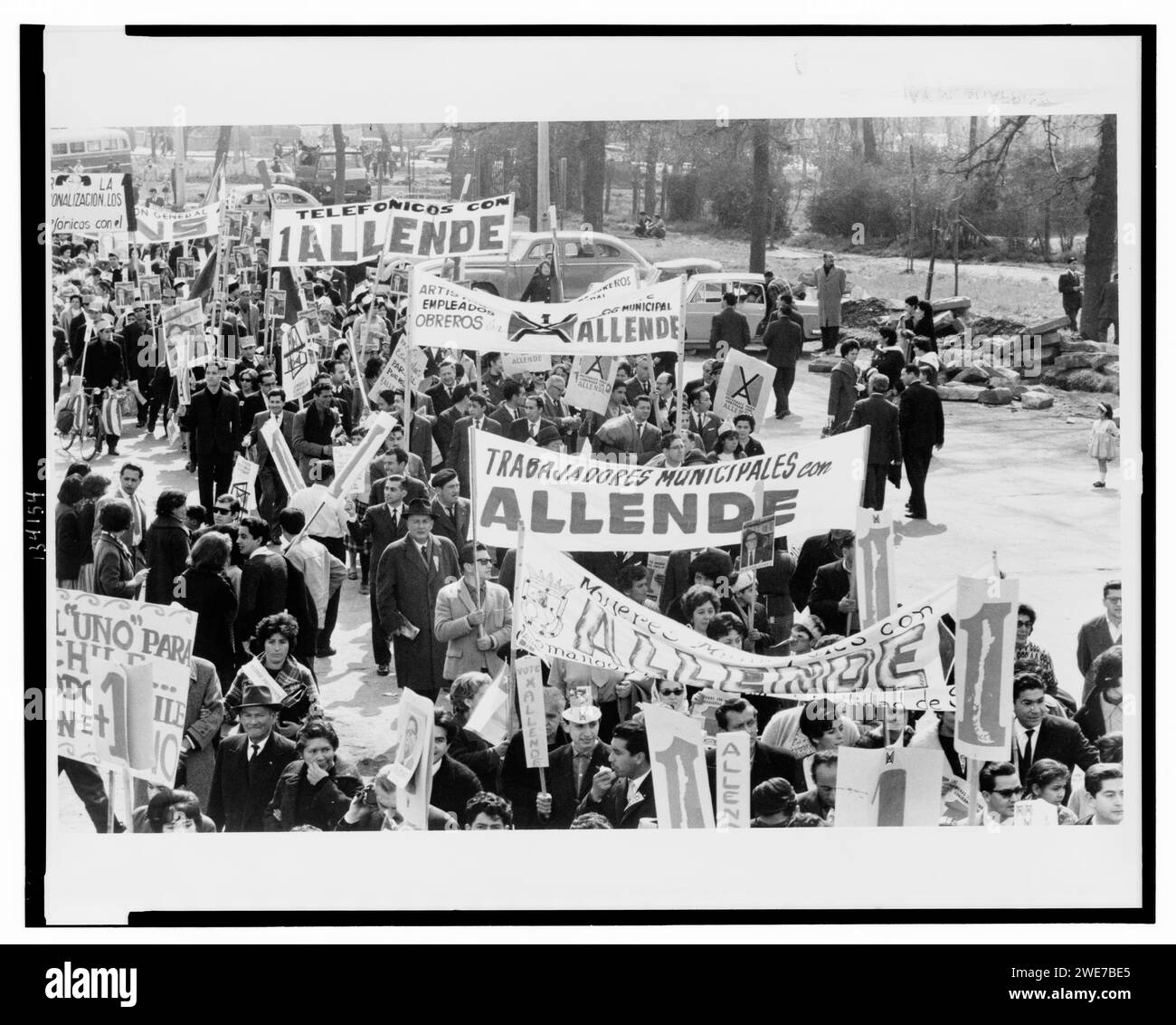 Fotografia che mostra una folla di persone che marciano per sostenere l'elezione di Salvador Allende alla presidenza di Santiago, Cile, 9/5/1964. Foto di Jim Wallace. Foto Stock
