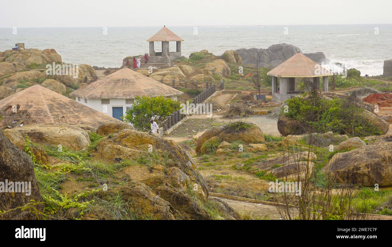Muttom, India - 08 luglio 2023: I turisti si godono il bellissimo paesaggio panoramico della spiaggia di Muttom. Mettere inquinato con i lettiere. Foto Stock
