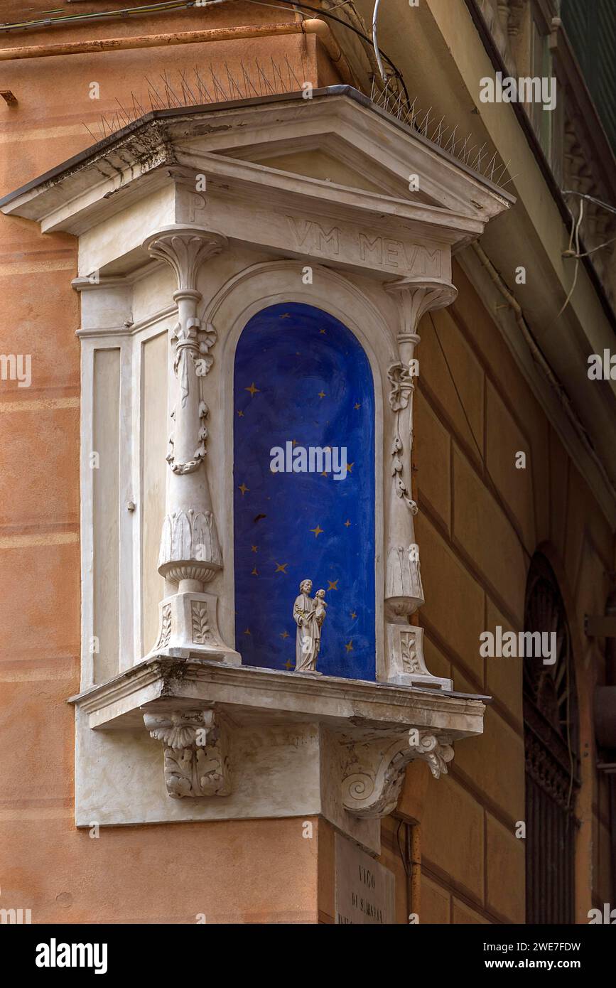 Nicchia su una casa d'angolo con una piccola statua di un santo, Genova, Italia Foto Stock